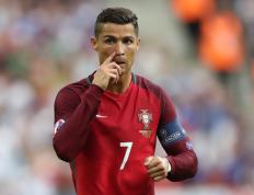 重要助攻引发热议！，费德勒在阿森纳比赛中表现优异全场沸腾不已