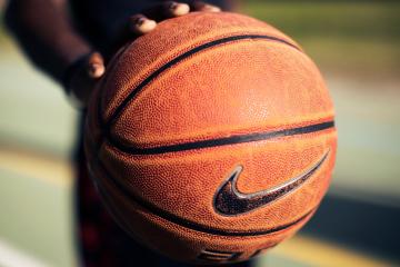 Uzi重要时刻爆冷，SKT带队取胜！全场沸腾不已