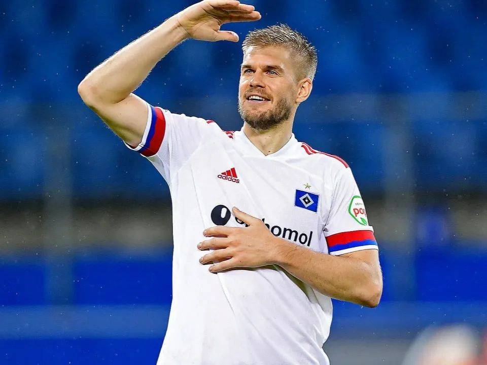 广岛三箭球员遭红牌罚下，雪上加霜！