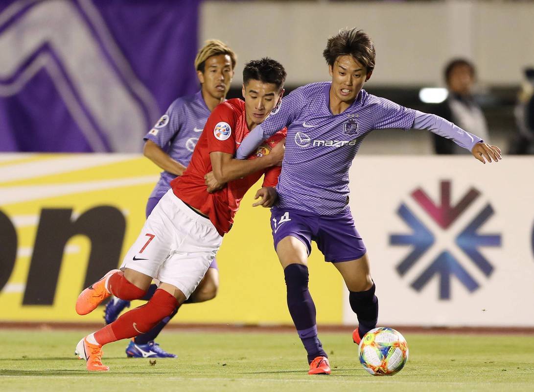 广岛三箭球员遭红牌罚下，雪上加霜！