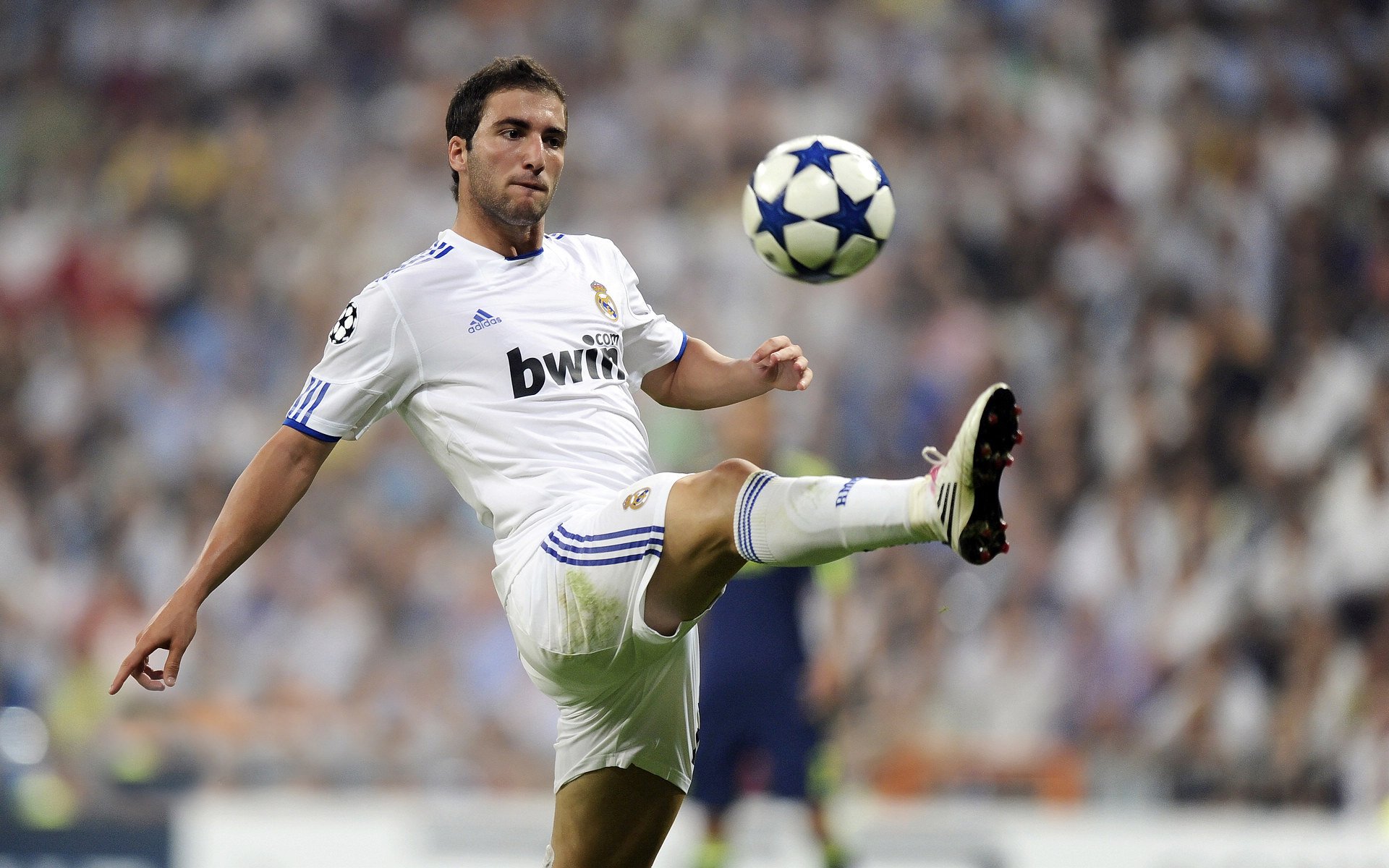 Doinb意外战胜曼联，比赛局势复杂引爆全场！观众掌声雷动