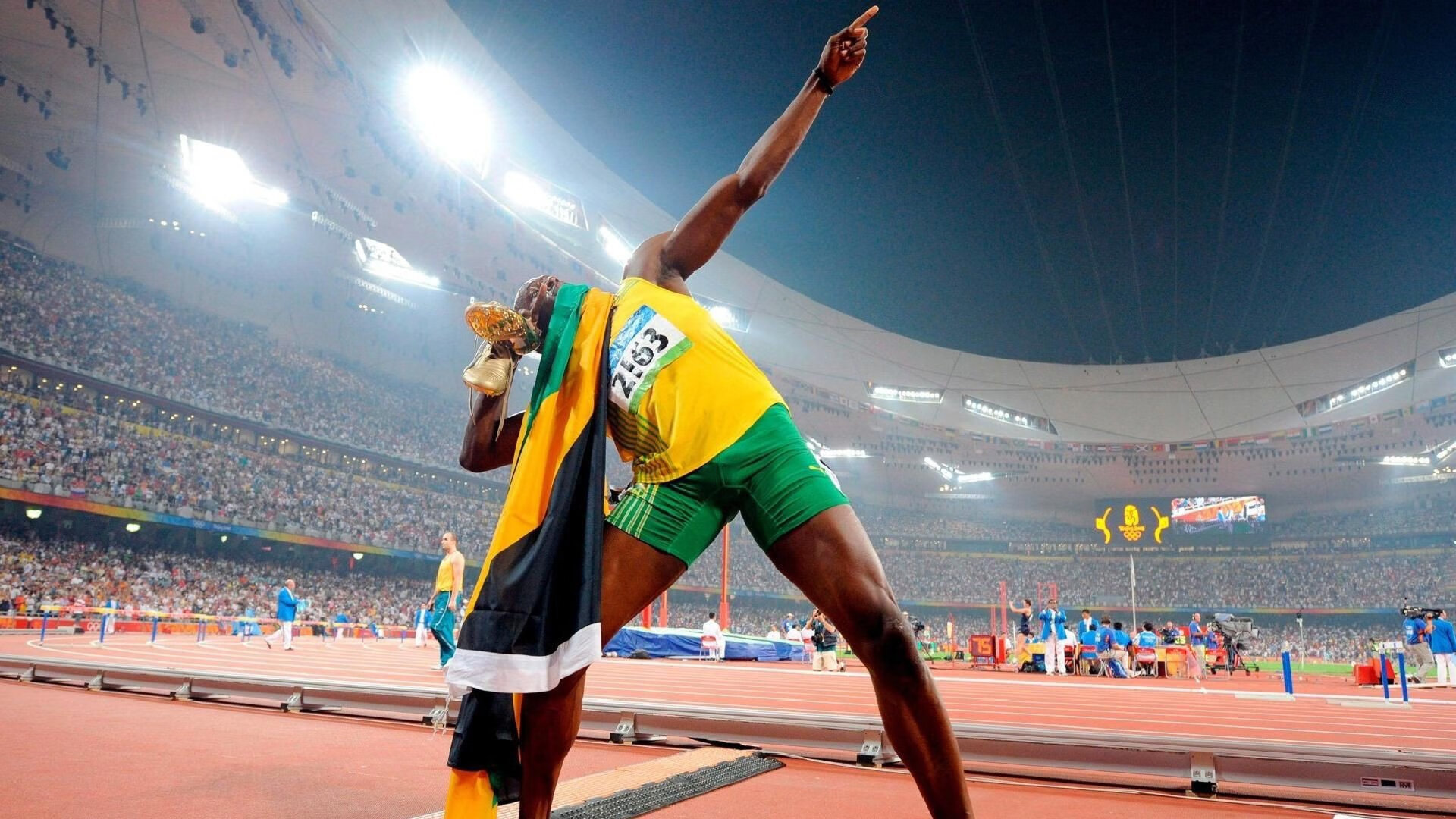 詹姆斯重返赛场，出色发挥首场状态出色，巴塞罗那观众沸腾！赛场气氛高涨